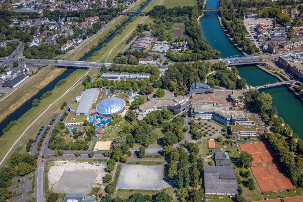 Luftbild Dorsten - Therme und Schwimmbecken am Freibad der Freizeiteinrichtung Atlantis Dorsten am Konrad-Adenauer-Platz in Dorsten im Bundesland Nordrhein-Westfalen