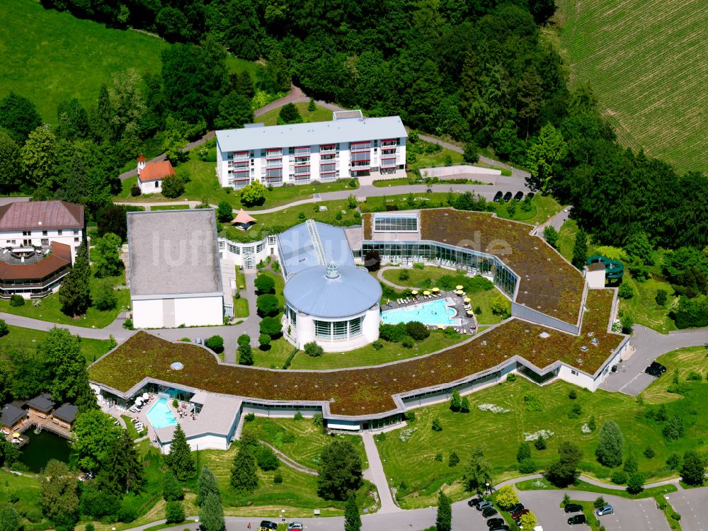 Luftaufnahme Biberach an der Riß - Therme und Schwimmbecken am Freibad der Freizeiteinrichtung Jordanbad in Biberach an der Riß im Bundesland Baden-Württemberg, Deutschland