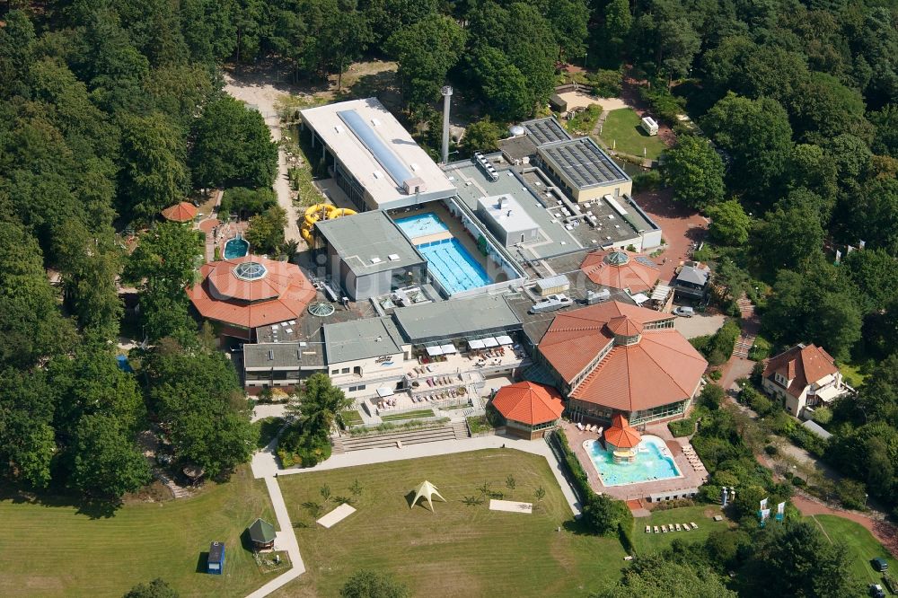 Luftaufnahme Soltau - Therme und Schwimmbecken am Freibad der Freizeiteinrichtung in Soltau im Bundesland Niedersachsen, Deutschland