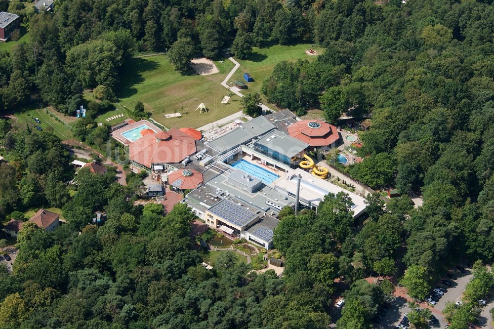 Soltau von oben - Therme und Schwimmbecken am Freibad der Freizeiteinrichtung in Soltau im Bundesland Niedersachsen, Deutschland