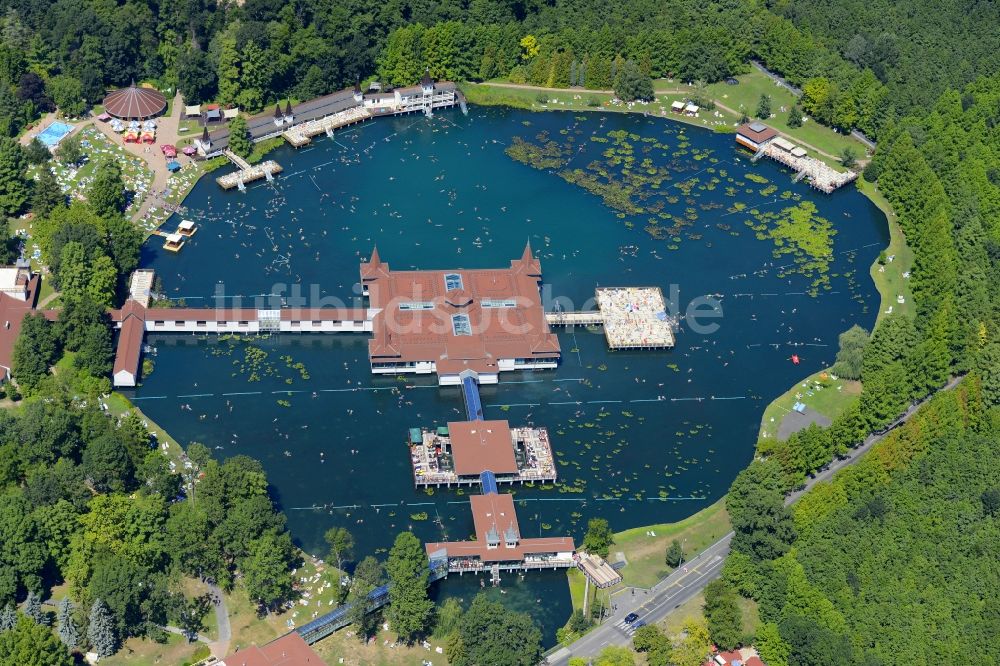 Luftaufnahme Heviz - Therme und Schwimmbecken am Freibad der Freizeiteinrichtung Thermal Lake of Hévíz in Heviz in Komitat Zala, Ungarn
