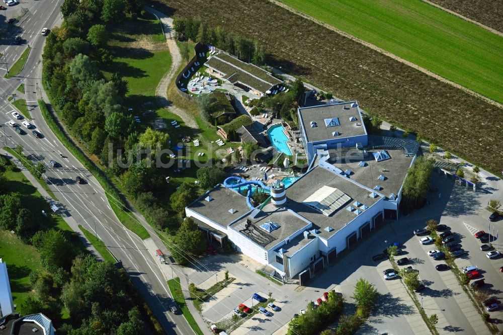 Luftaufnahme Neusäß - Therme und Schwimmbecken am Freibad der Freizeiteinrichtung Titania Erlebnisbad in Neusäß im Bundesland Bayern, Deutschland