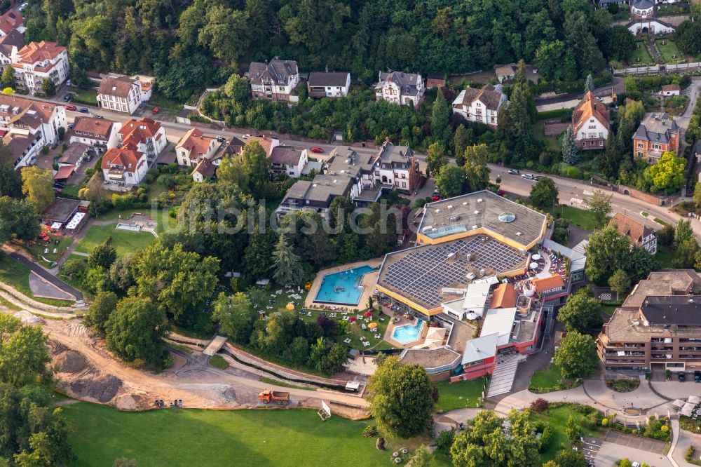 Luftaufnahme Bad Bergzabern - Therme und Schwimmbecken der Südpfalz Therme in Bad Bergzabern im Bundesland Rheinland-Pfalz, Deutschland