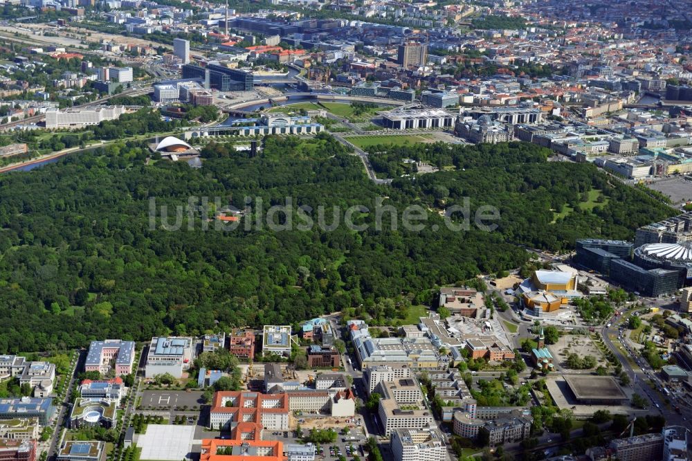 Luftaufnahme Berlin - Tiergarten Stadtteil und Parkanlage im Zentrum von Berlin