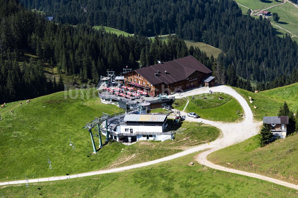 Luftaufnahme Salvenberg - Tische und Sitzbänke der Freiluft- Gaststätte Alpengasthof Rigi in Salvenberg in Tirol, Österreich