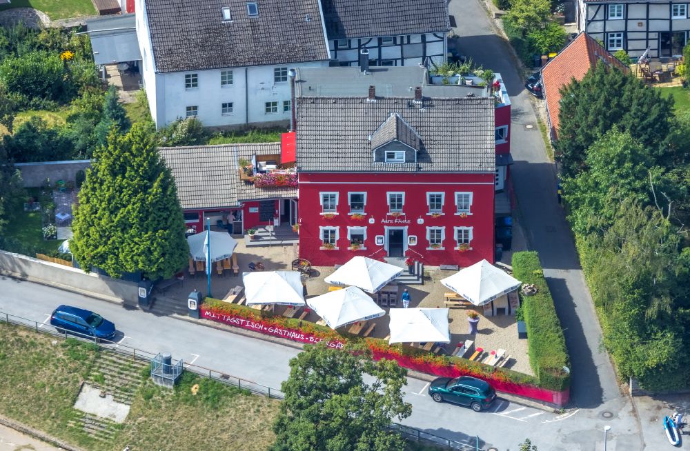 Luftaufnahme Kettwig - Tische und Sitzbänke der Freiluft- Gaststätte Alte Fähre in Kettwig im Bundesland Nordrhein-Westfalen, Deutschland