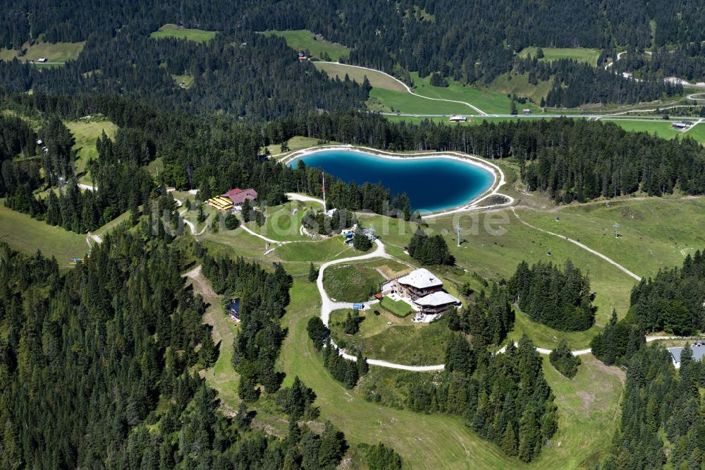 Luftbild Reith bei Seefeld - Tische und Sitzbänke der Freiluft- Gaststätte Bergrestaurant und Panoramabar am Gschwandtkopf in Reith bei Seefeld in Tirol, Österreich