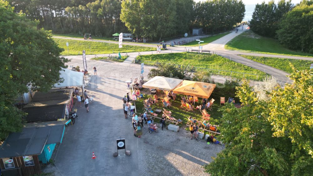 Luftbild Zingst - Tische und Sitzbänke der Freiluft- Gaststätte LaLa Surfbar in Zingst im Bundesland Mecklenburg-Vorpommern, Deutschland