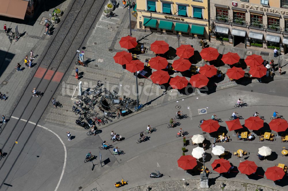 Luftaufnahme München - Tische und Sitzbänke der Freiluft- Gaststätte am Max-Joseph-Platz in München im Bundesland Bayern, Deutschland