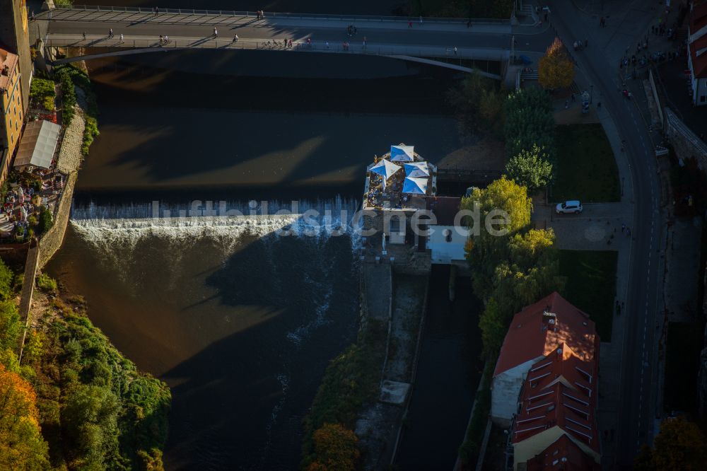 Luftaufnahme Görlitz - Tische und Sitzbänke der Freiluft- Gaststätte Restaurant Vierradenmühle am Fluss Neiße in Zgorzelec - Gerltsch in Dolnoslaskie - Niederschlesien, Polen