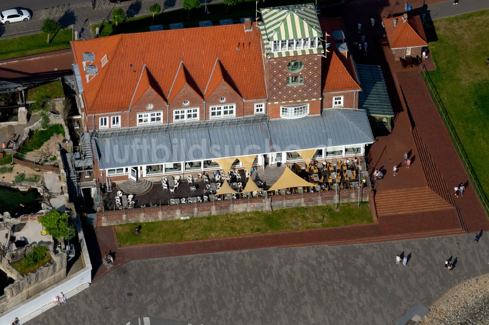 Luftaufnahme Bremerhaven - Tische und Sitzbänke der Freiluft- Gaststätte Strandhalle in Bremerhaven im Bundesland Bremen, Deutschland