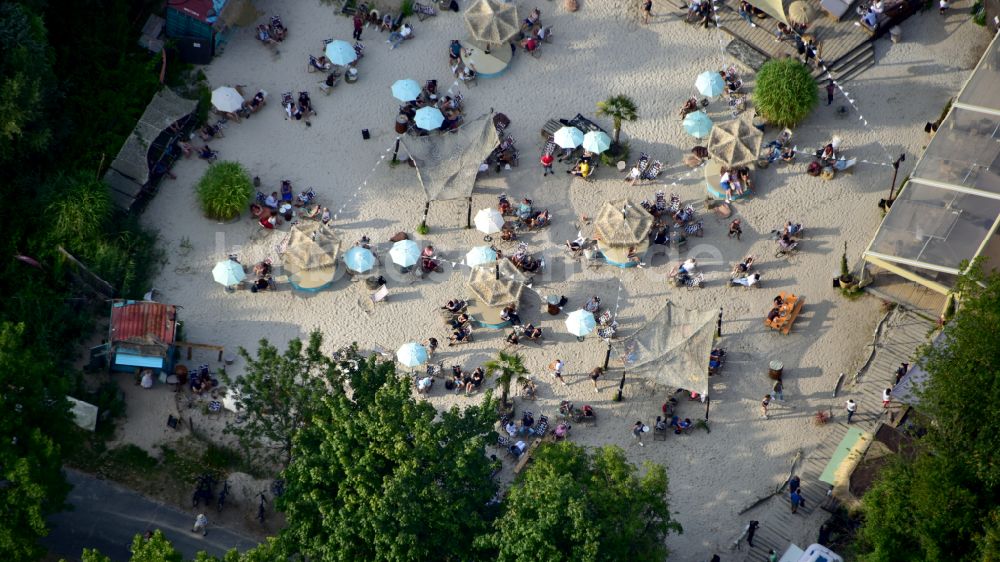 Bonn von oben - Tische und Sitzbänke der Freiluft- Gaststätten Bikini-Beach in Bonn im Bundesland Nordrhein-Westfalen, Deutschland
