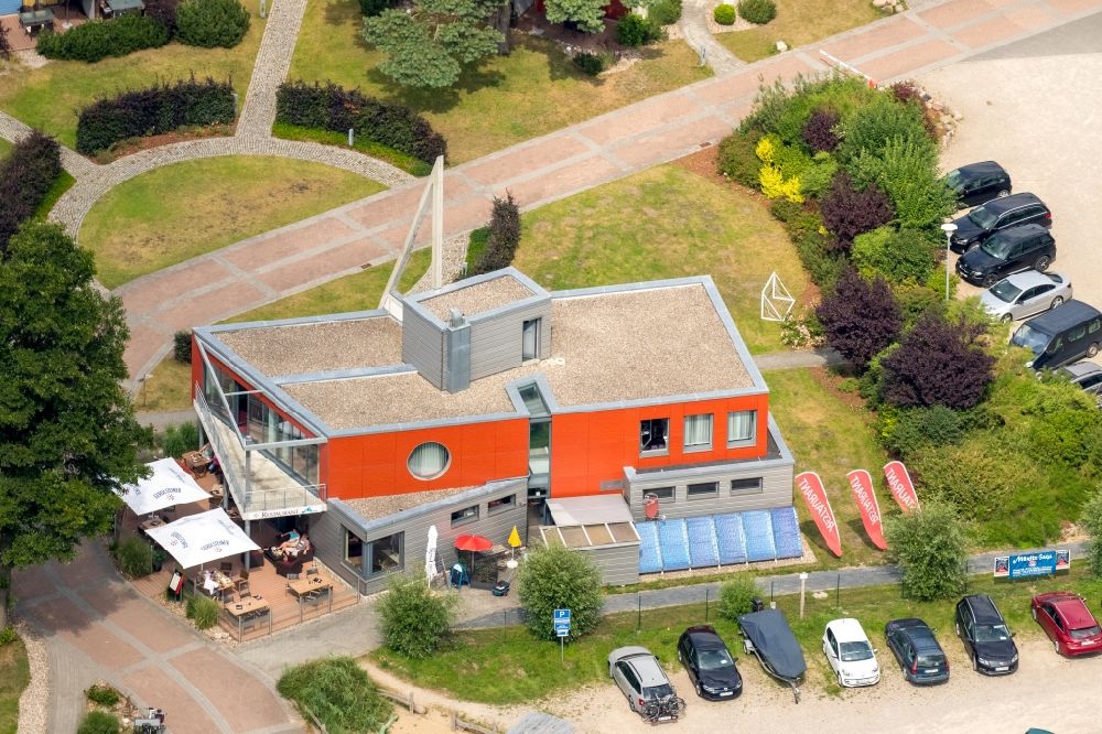 Luftbild Waren (Müritz) - Tische und Sitzbänke der Freiluft- Gaststätten Hafenrestaurant am Reecksee Marina Eldenburg in Waren (Müritz) im Bundesland Mecklenburg-Vorpommern