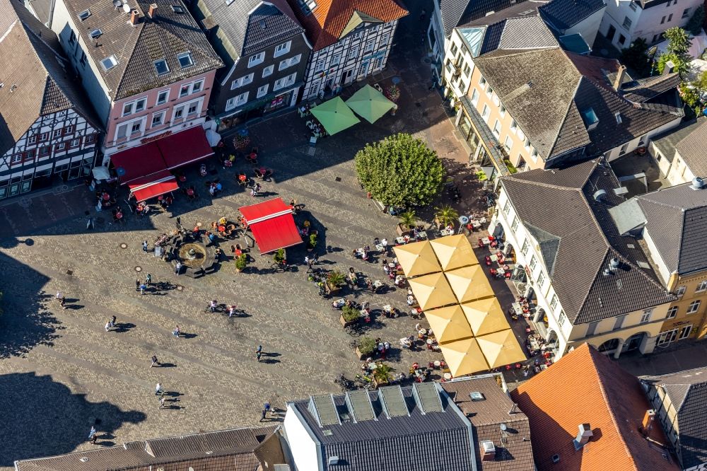 Unna aus der Vogelperspektive: Tische und Sitzbänke der Freiluft- Gaststätten am Markt in Unna im Bundesland Nordrhein-Westfalen, Deutschland
