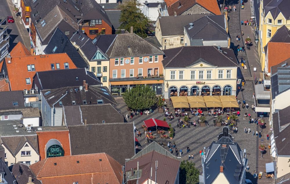 Luftbild Unna - Tische und Sitzbänke der Freiluft- Gaststätten am Markt in Unna im Bundesland Nordrhein-Westfalen, Deutschland