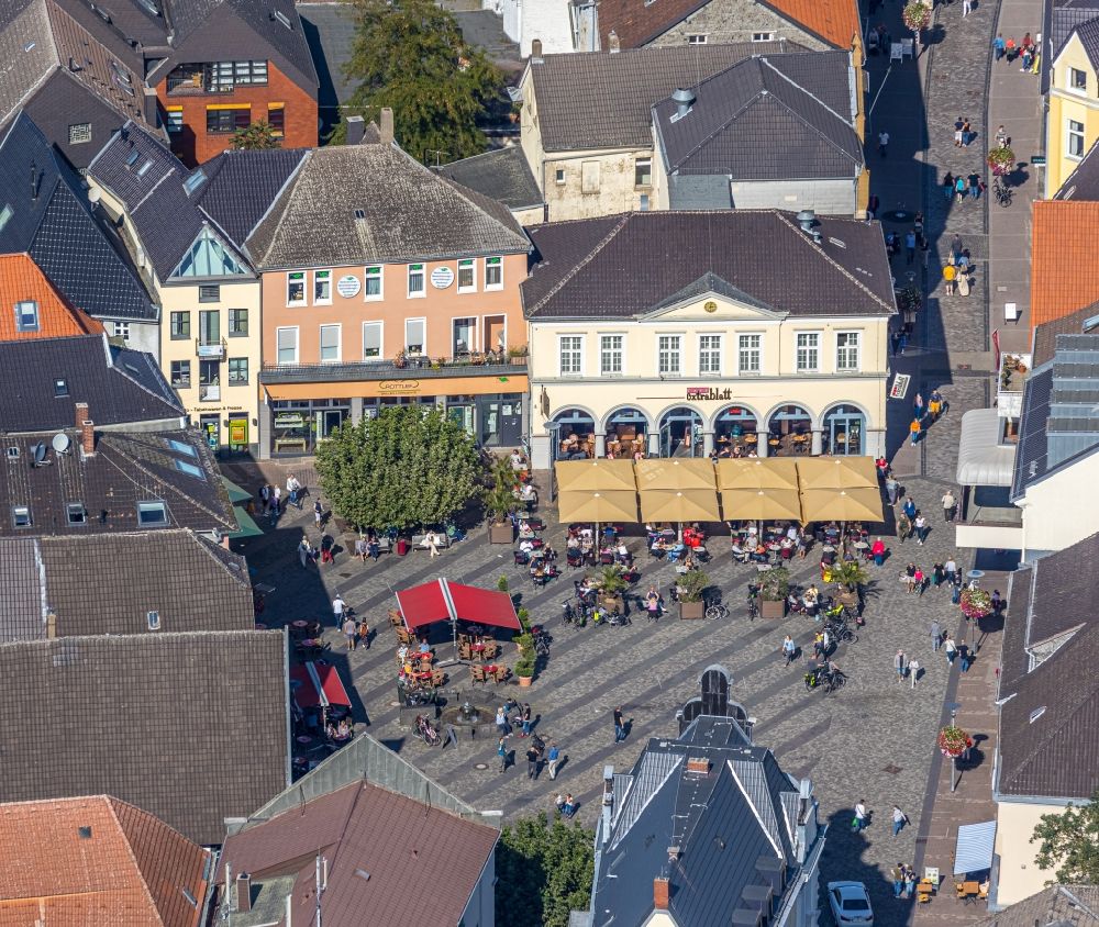 Luftaufnahme Unna - Tische und Sitzbänke der Freiluft- Gaststätten am Markt in Unna im Bundesland Nordrhein-Westfalen, Deutschland