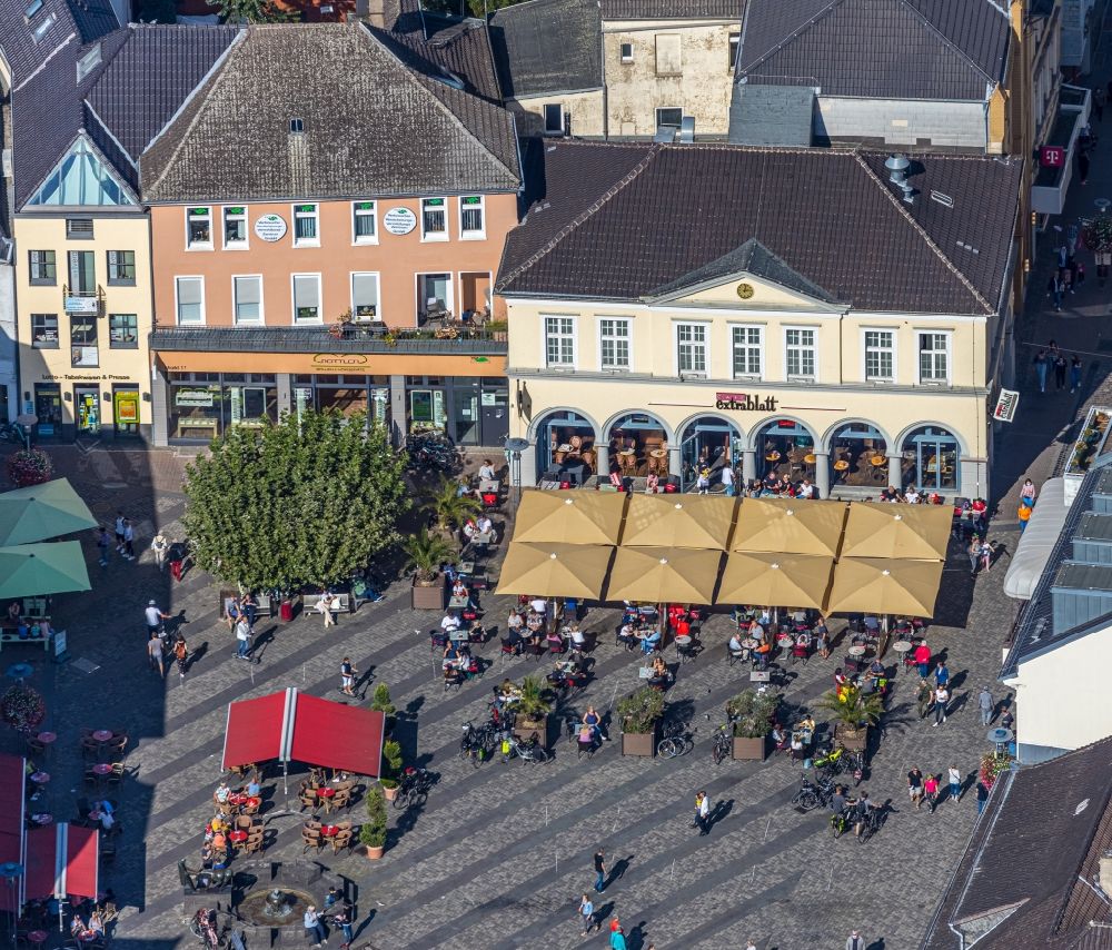 Unna aus der Vogelperspektive: Tische und Sitzbänke der Freiluft- Gaststätten am Markt in Unna im Bundesland Nordrhein-Westfalen, Deutschland