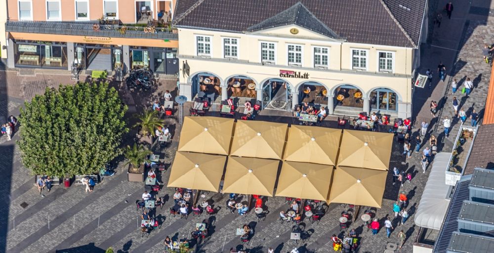 Unna von oben - Tische und Sitzbänke der Freiluft- Gaststätten am Markt in Unna im Bundesland Nordrhein-Westfalen, Deutschland