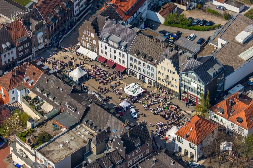 Luftaufnahme Dorsten - Tische und Sitzbänke der Freiluft- Gaststätten auf dem Marktplatz in Dorsten im Bundesland Nordrhein-Westfalen, Deutschland