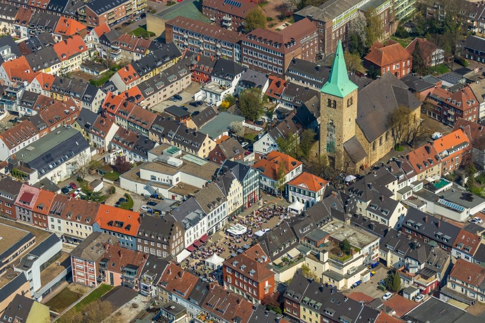 Luftbild Dorsten - Tische und Sitzbänke der Freiluft- Gaststätten auf dem Marktplatz in Dorsten im Bundesland Nordrhein-Westfalen, Deutschland