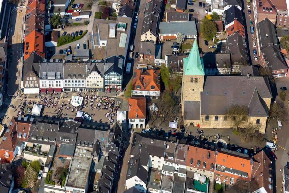 Luftaufnahme Dorsten - Tische und Sitzbänke der Freiluft- Gaststätten auf dem Marktplatz in Dorsten im Bundesland Nordrhein-Westfalen, Deutschland