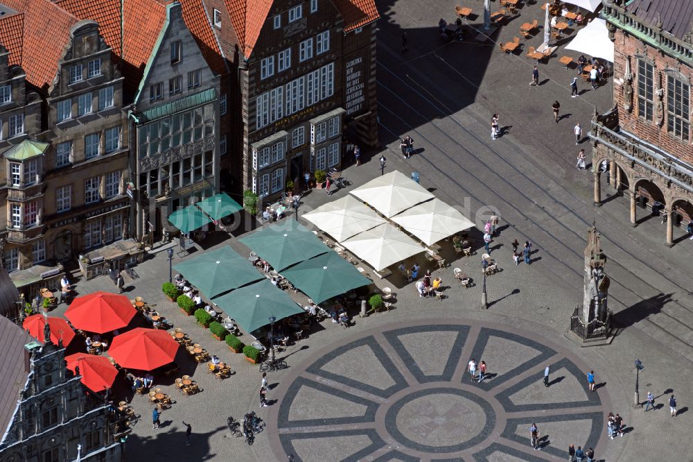 Luftaufnahme Bremen - Tische und Sitzbänke der Freiluft- Gaststätten im Ortsteil Altstadt in Bremen, Deutschland