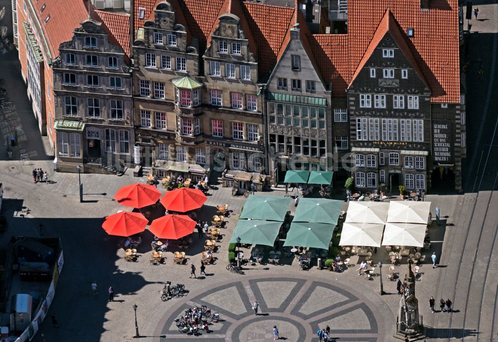 Bremen aus der Vogelperspektive: Tische und Sitzbänke der Freiluft- Gaststätten im Ortsteil Altstadt in Bremen, Deutschland
