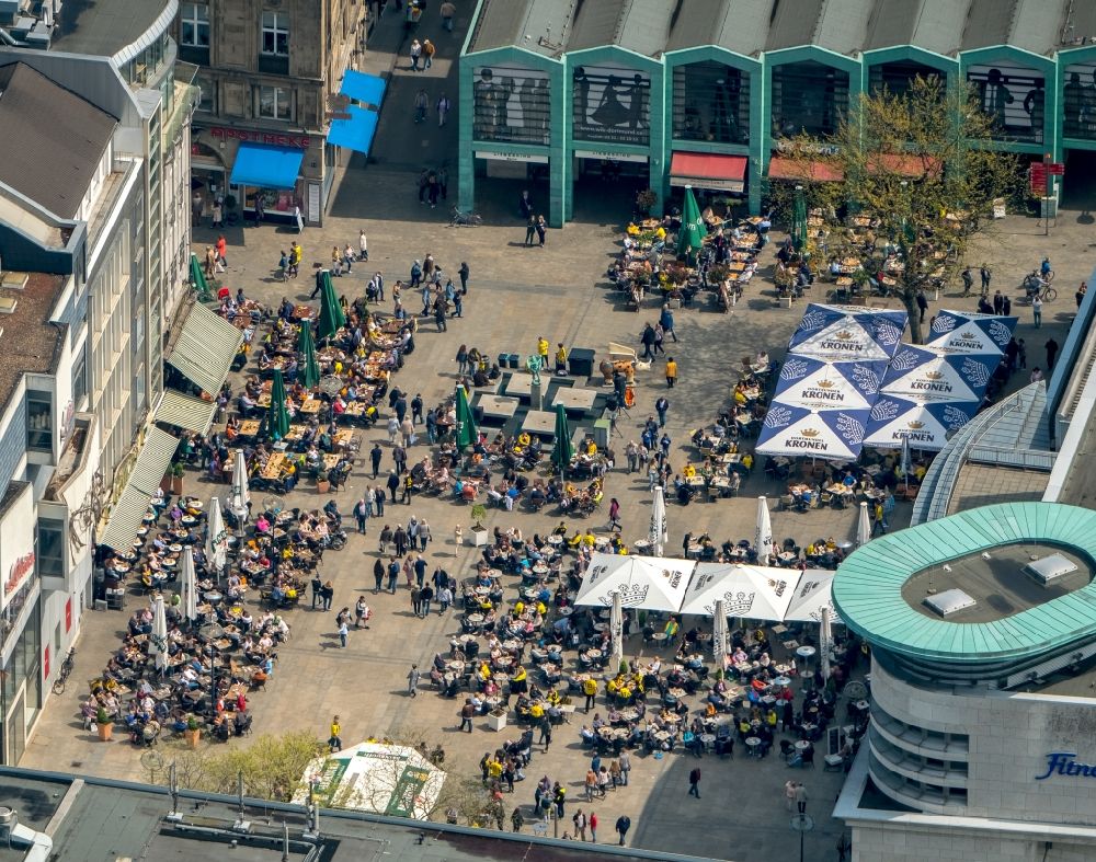 Dortmund aus der Vogelperspektive: Tische und Sitzbänke der Freiluft- Gaststätten auf dem Platz Alter Markt in Dortmund im Bundesland Nordrhein-Westfalen