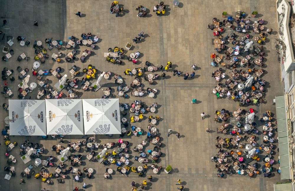 Luftaufnahme Dortmund - Tische und Sitzbänke der Freiluft- Gaststätten auf dem Platz Alter Markt in Dortmund im Bundesland Nordrhein-Westfalen