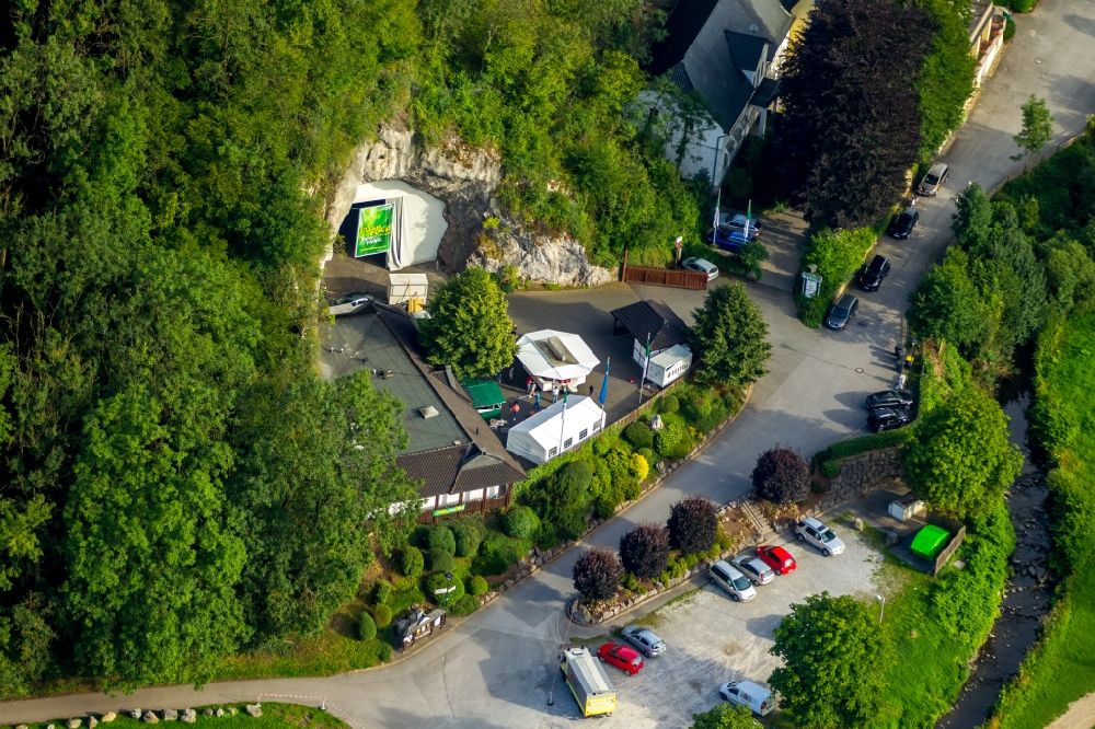 Luftaufnahme Balve - Tische und Sitzbänke der Freiluft- Gaststätten Restaurant zur Höhle in Balve im Bundesland Nordrhein-Westfalen