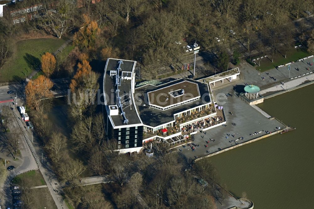 Luftaufnahme Hannover - Tische und Sitzbänke der Freiluft- Gaststätten See Terrassen am Maschsee in Hannover im Bundesland Niedersachsen, Deutschland