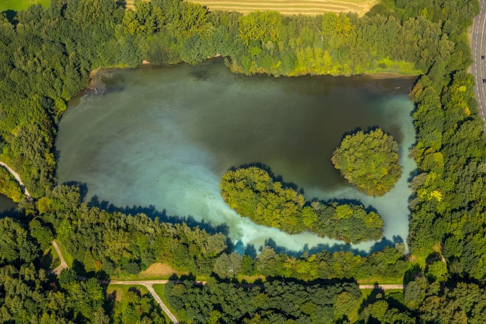 Bochum aus der Vogelperspektive: Tümpel und Morast- Wasseroberfläche in einer Teichlandschaft in Bochum im Bundesland Nordrhein-Westfalen, Deutschland