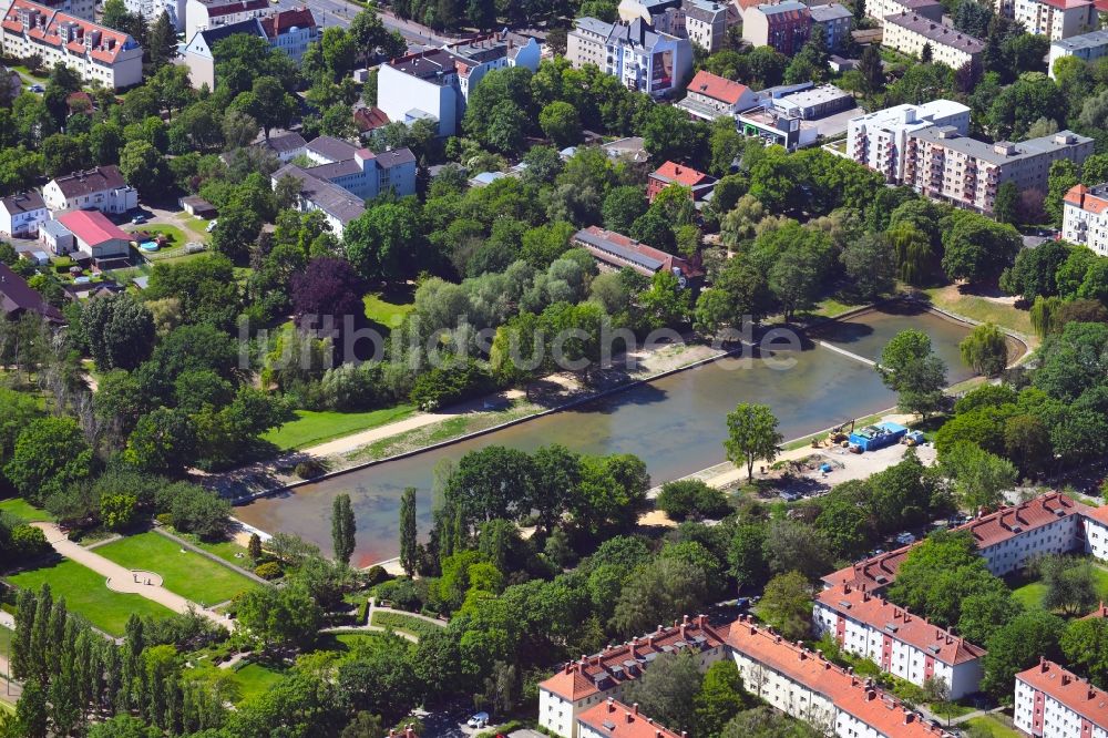 Luftaufnahme Berlin - Tümpel- und Teich Oase Blümelteich im Volkspark im Ortsteil Mariendorf in Berlin, Deutschland