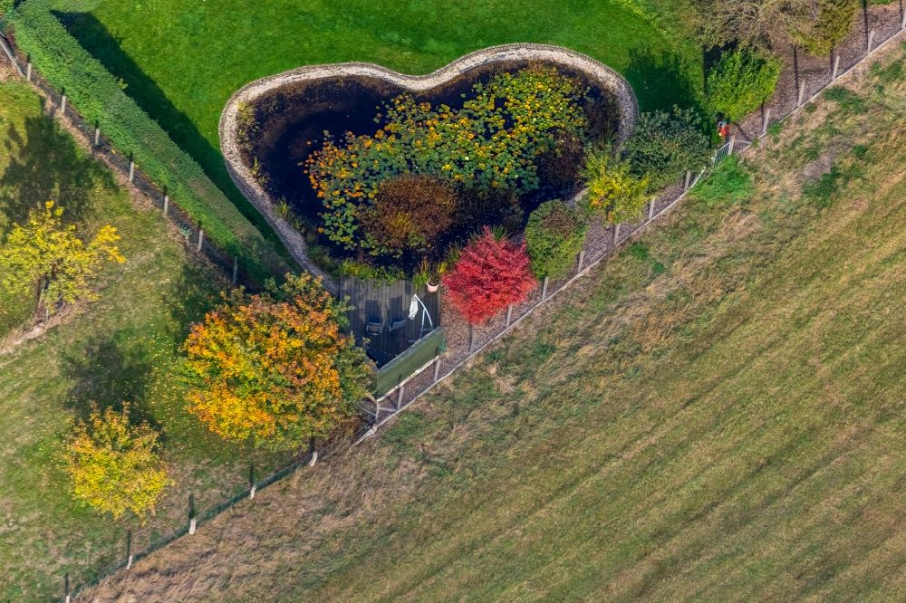 Dellwig von oben - Tümpel- und Teich Oase in Form eines Herzens in Dellwig im Bundesland Nordrhein-Westfalen, Deutschland