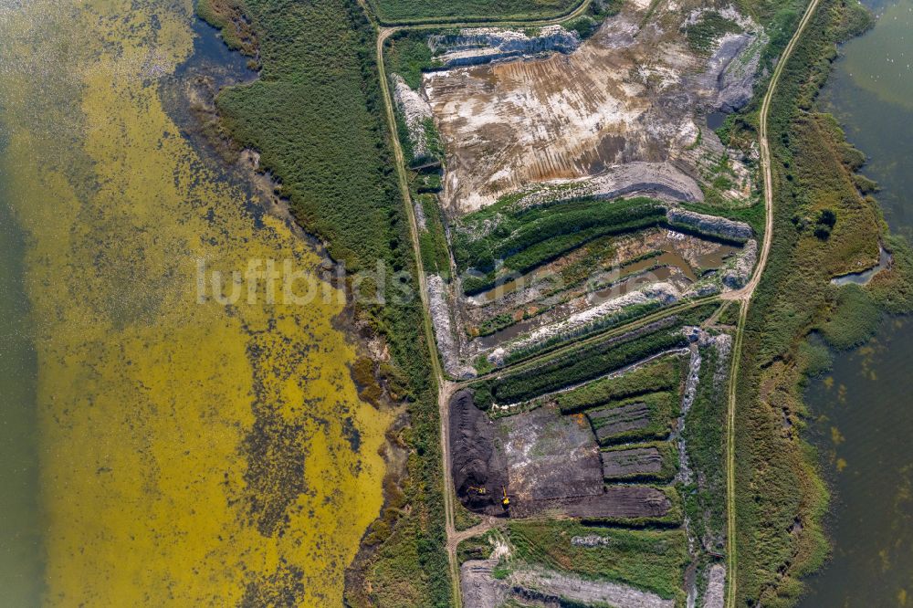 Luftaufnahme Barth - Torf- Abbau auf Moor- Feldern am Barther Bodden in Barth im Bundesland Mecklenburg-Vorpommern, Deutschland