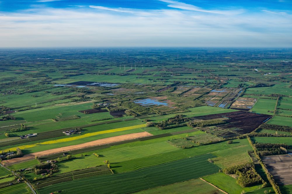 Luftaufnahme Wischhafen - Torf- Abbau auf Moor- Feldern Neulandermoor in Wischhafen im Bundesland Niedersachsen, Deutschland