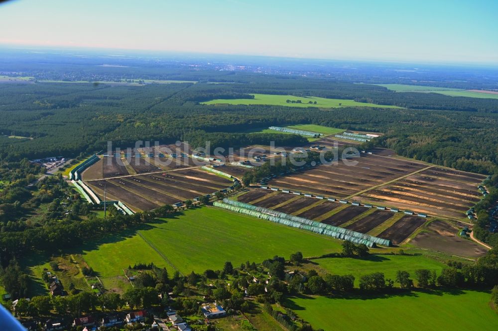 Luftbild Neustadt-Glewe - Torf- Abbau auf Moor- Feldern in Neustadt-Glewe im Bundesland Mecklenburg-Vorpommern, Deutschland
