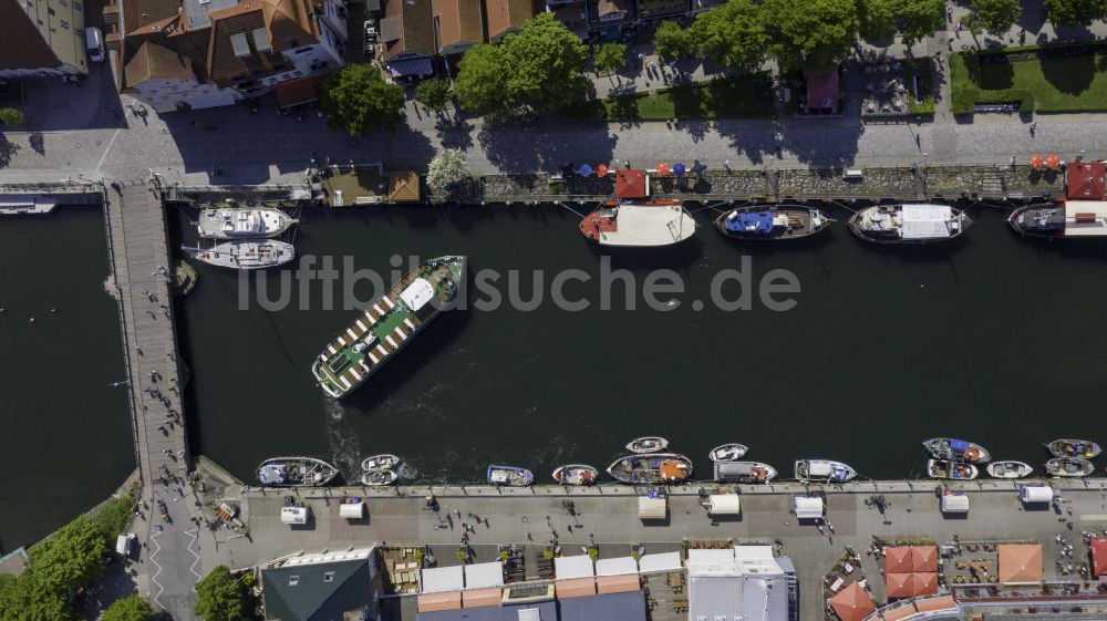 Rostock von oben - Tourismus- Attraktion und Fischerboote am Alter Strom im Ortsteil Warnemünde in Rostock im Bundesland Mecklenburg-Vorpommern, Deutschland