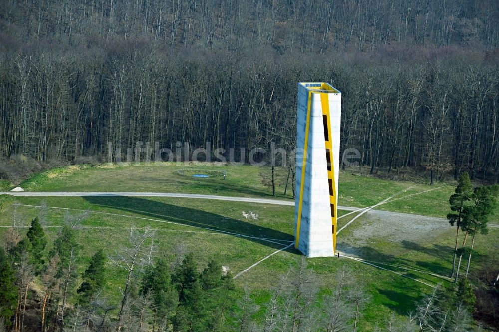 Wangen von oben - Tourismus- Attraktion und Sehenswürdigkeit Aussichtsturm am Fundort der Himmelsscheibe in Wangen im Bundesland Sachsen-Anhalt, Deutschland