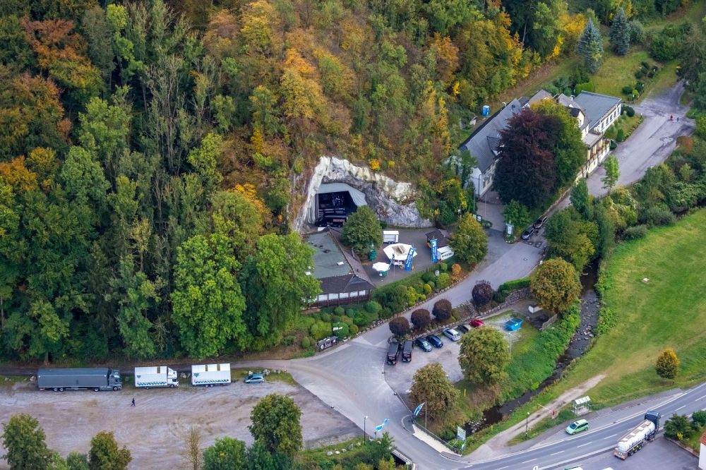 Luftbild Balve - Tourismus- Attraktion und Sehenswürdigkeit Balver Höhle im Ortsteil Helle in Balve im Bundesland Nordrhein-Westfalen, Deutschland