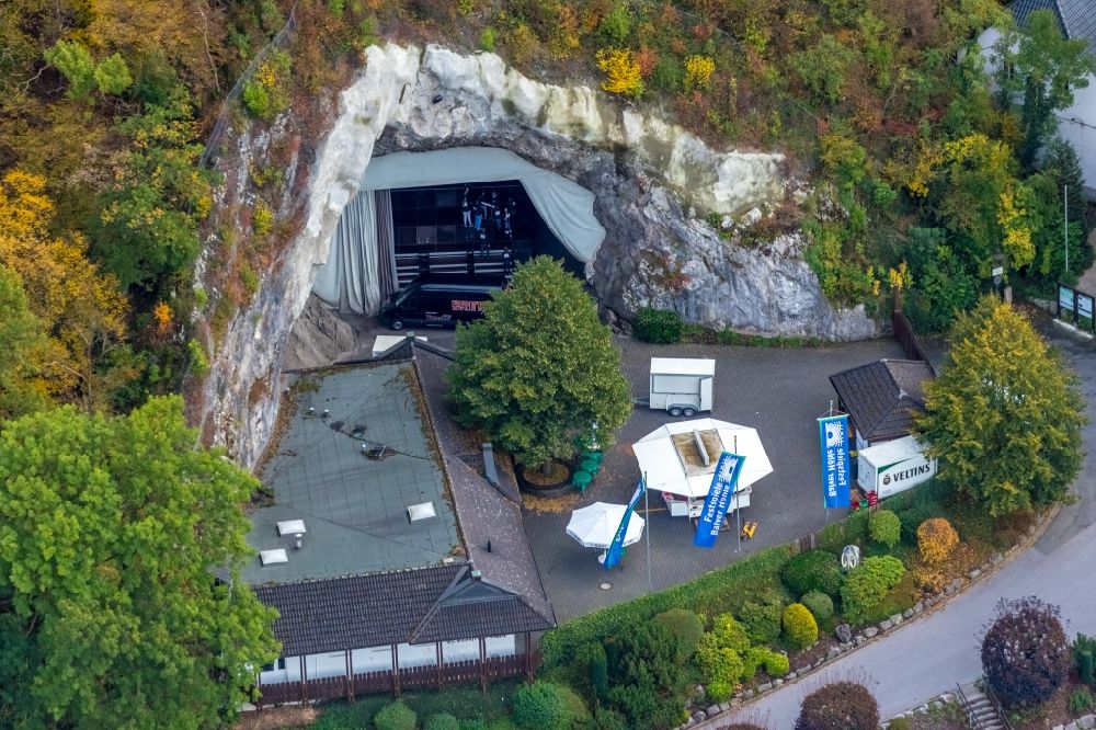 Luftaufnahme Balve - Tourismus- Attraktion und Sehenswürdigkeit Balver Höhle im Ortsteil Helle in Balve im Bundesland Nordrhein-Westfalen, Deutschland
