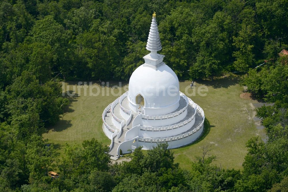 Zalaszanto von oben - Tourismus- Attraktion und Sehenswürdigkeit des buddhistischen Tempel in Zalaszanto in Komitat Zala, Ungarn