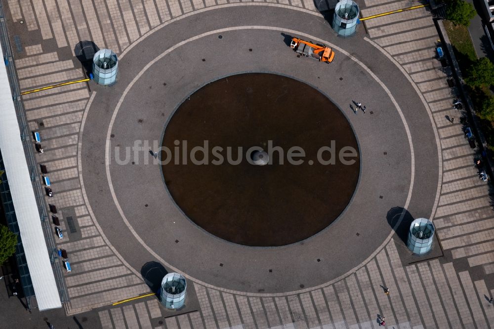 Luftaufnahme Leipzig - Tourismus- Attraktion und Sehenswürdigkeit Mendebrunnen am Augustusplatz in Leipzig im Bundesland Sachsen, Deutschland