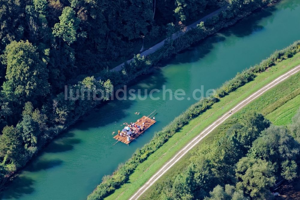 Pullach im Isartal aus der Vogelperspektive: Touristische Floßfahrt auf der Isar bei Grünwald im Bundesland Bayern