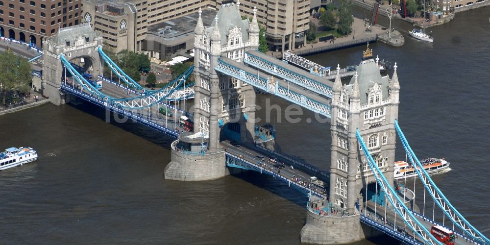 London aus der Vogelperspektive: Tower Bridge über der Themse - das Wahrzeichen von London