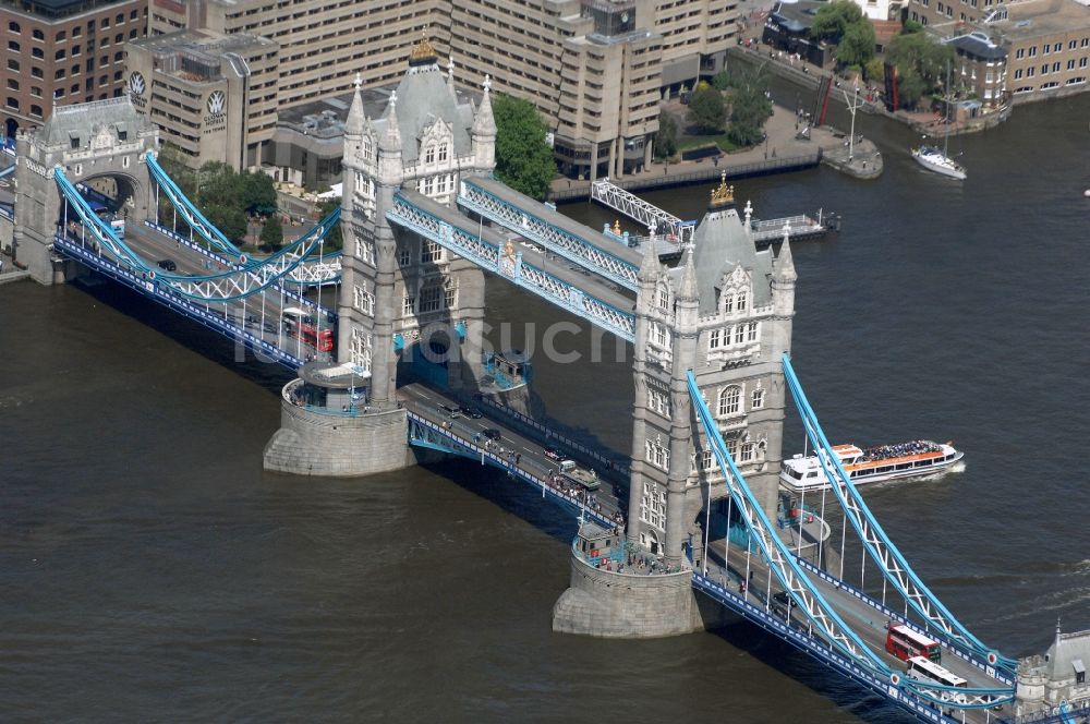 Luftbild London - Tower Bridge über der Themse - das Wahrzeichen von London