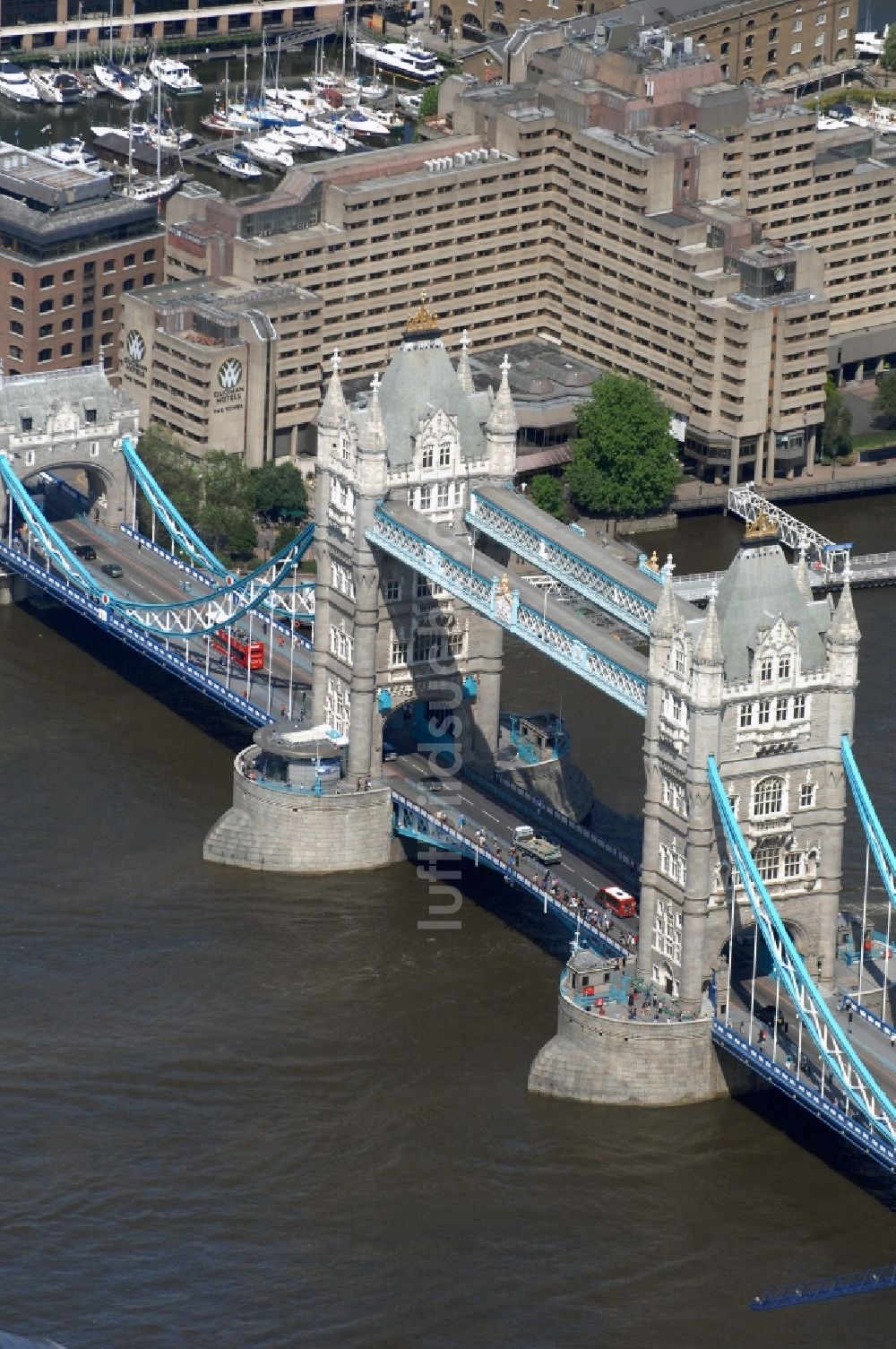 Luftaufnahme London - Tower Bridge über der Themse - das Wahrzeichen von London