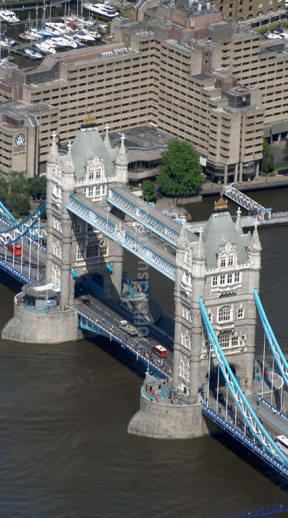 London von oben - Tower Bridge über der Themse - das Wahrzeichen von London