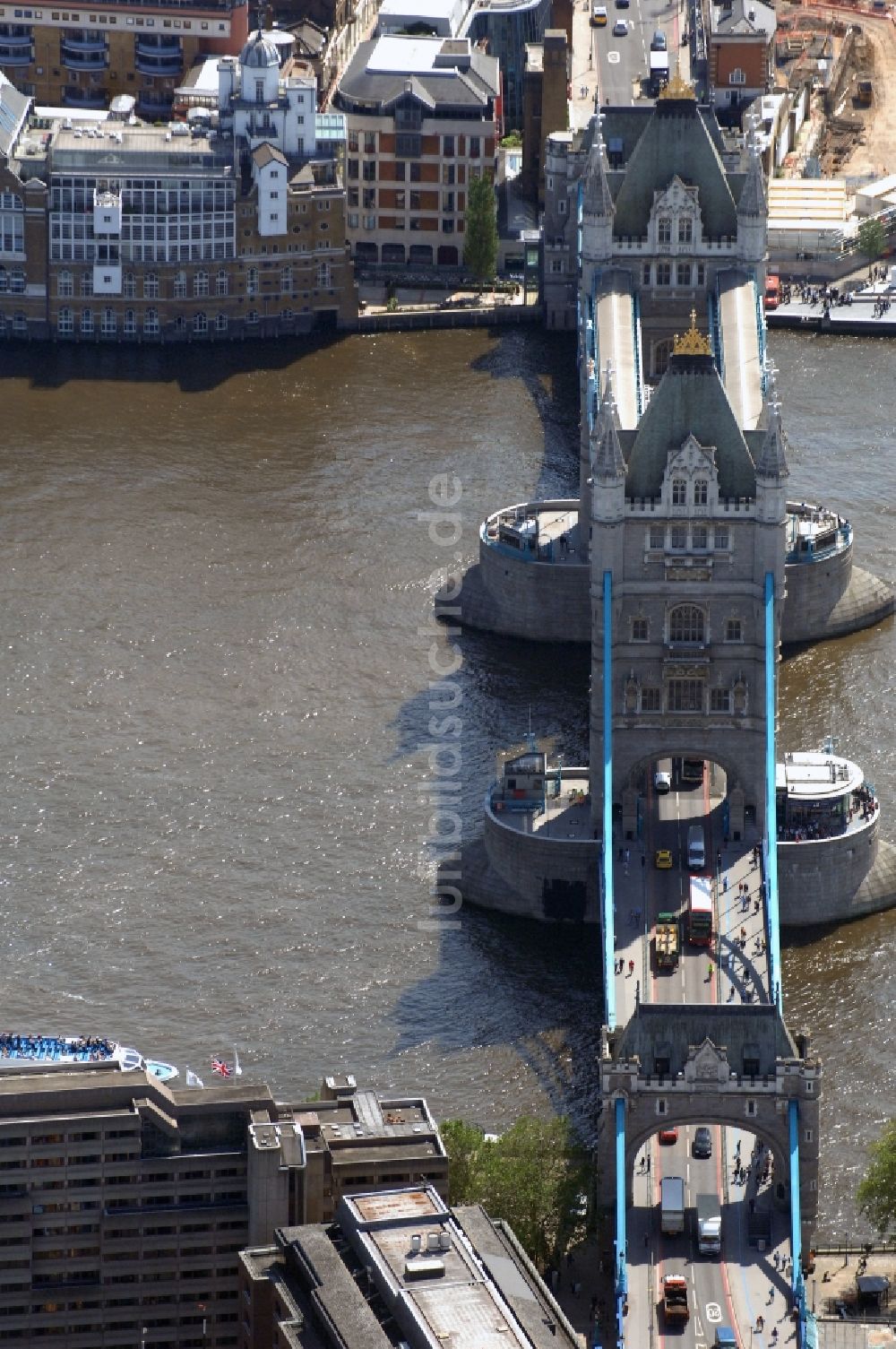London aus der Vogelperspektive: Tower Bridge über der Themse - das Wahrzeichen von London