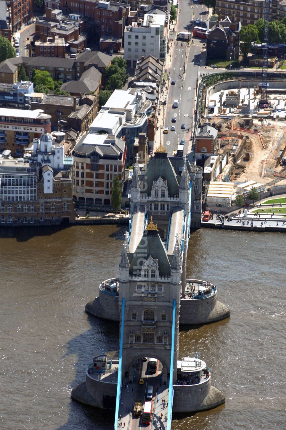 Luftbild London - Tower Bridge über der Themse - das Wahrzeichen von London